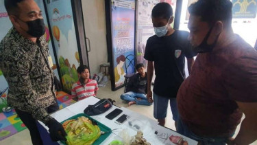 Petugas Rutan Kelas IIB Gresik, Jawa Timur. menggeledah bungkusan makanan titipan seorang berinisial AH yang tersimpan sabu-sabu di dalamnya, pada Sabtu, 28 Agustus 2021.