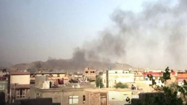Asap hitam terlihat di sebuah kawasan di Kabul, Afghanistan