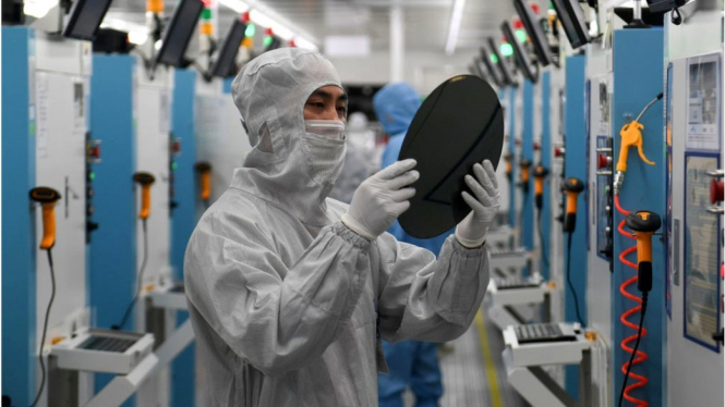 Proses pembuatan chip di laboratorium.