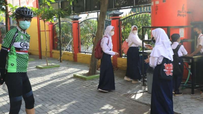 Ilustrasi siswa smp.