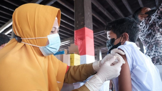 Salah seorang pelajar di Gowa menerima vaksin.