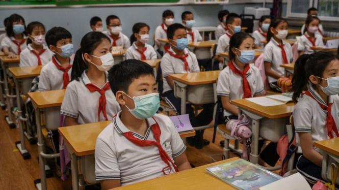 Selain melarang ujian tertulis untuk murid-murid kelas satu dan dua SD, Kementerian Pendidikan China melarang pemberian PR alias pekerjaan rumah untuk murid-murid tersebut. BBC Indonesia