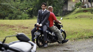 7 Gaya Unik Pemain 'Buku Harian Seorang Istri' Saat Naik Ojek
