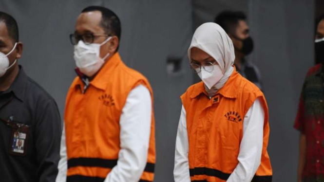 Bupati Probolinggo Puput Tantriana Sari (kanan) bersama suami