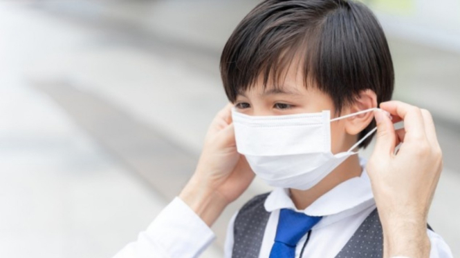 Ilustrasi anak pakai masker.