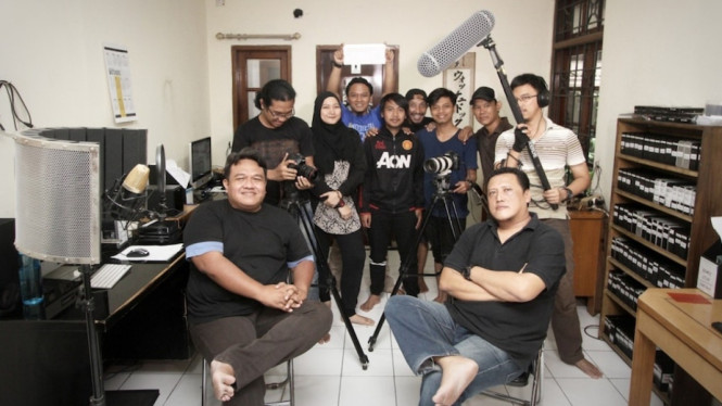 Andhy Panca (kanan depan) dan Dandy Dwi Laksono (kiri depan) mendirikan Rumah Produksi Audio VisualÂ Watchdoc di tahun 2008. (Foto: Watchdoc)