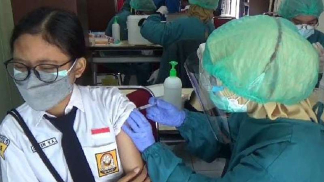 Seorang pelajar SMP disuntik vaksin COVID-19 dalam kegiatan vaksinasi massal di kampus Poltekes Kemenkes Kota Malang, Jawa Timur, Selasa, 31 Agustus 2021.
