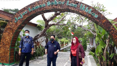 Menteri BUMN Erick Thohir mendatangi Peace Village Yogyakarta yang berada di Dusun Taraman, Desa Sinduharjo, Kecamatan Ngaglik, Kabupaten Sleman, DI Yogyakarta, Selasa, 31 Agustus 2021.