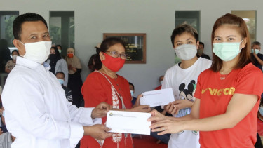 Greysia/Apriyani berbagi tali asih kepada karyawan PBSI