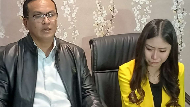 Ayu Thalia (kanan) saat konfrensi pers di Jakarta Selatan.