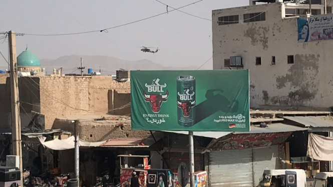 Helikopter Black Hawk terbang rendah di Kandahar, Afghanistan