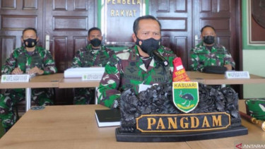 Panglima Kodam XVIII/Kasuari Mayor Jenderal TNI I Nyoman Cantiasa memberikan keterangan pers kepada wartawan di Markas Kodam XVIII/Kasuari di Manokwari, Papua Barat, Kamis, 2 September 2021.