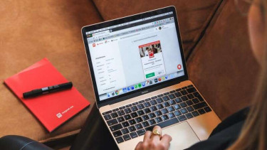 Menulis dengan laptop.