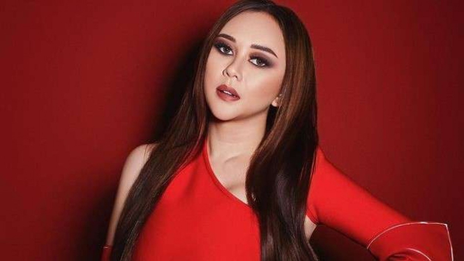 Aura Kasih dengan gaun warna merah