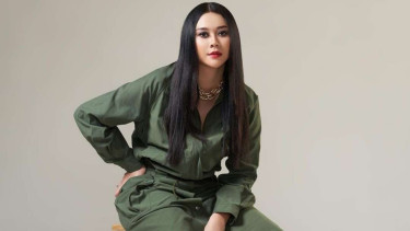 Aura Kasih dengan kostum warna hijau