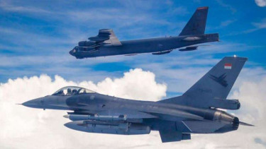 VIVA Militer: Jet tempur F-16 TNI AU, mengawal pesawat pembom Amerika Serikat