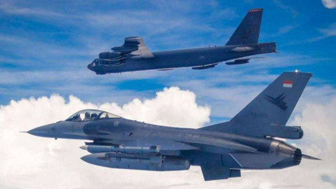 VIVA Militer: Jet tempur F-16 TNI AU, mengawal pesawat pembom Amerika Serikat