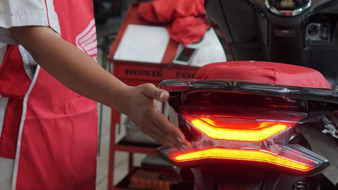 Ilustrasi memeriksa lampu rem motor.