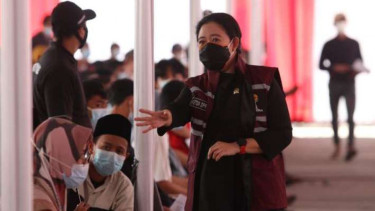 Ketua DPR Puan Maharani saat meninjau vaksinasi di Pasar Ikan Modern Muara Baru.