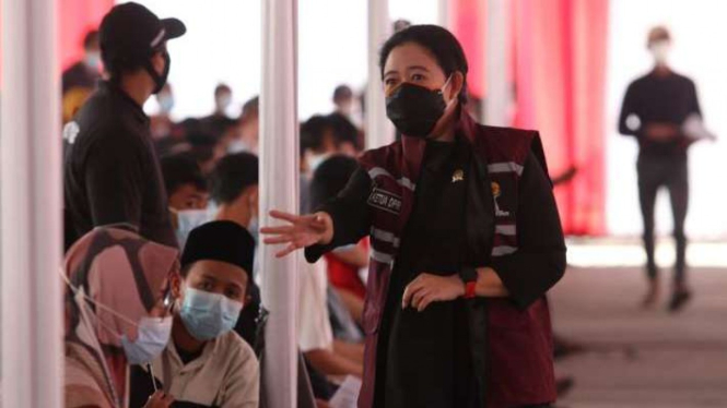 Ketua DPR Puan Maharani saat meninjau vaksinasi di Pasar Ikan Modern Muara Baru.
