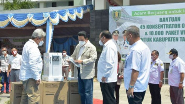 Adaro serahkan konsentrator oksigen di Kalimantan.