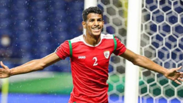 Pemain Timnas Oman Issam Al Sabhi rayakan gol ke gawang Jepang.