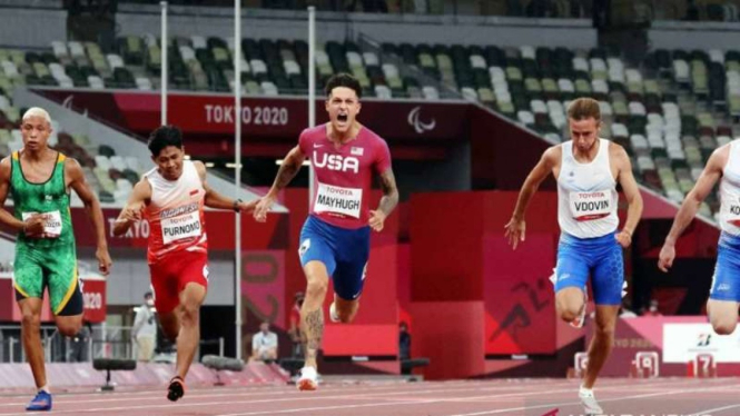Pelari Indonesia di Paralimpiade Tokyo 2020, Saptoyoga Purnomo (kedua dari kiri)