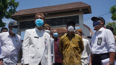 Menteri Koordinator PMK Muhadjir Effendy didamping Gibran tinjau rusunawa Solo