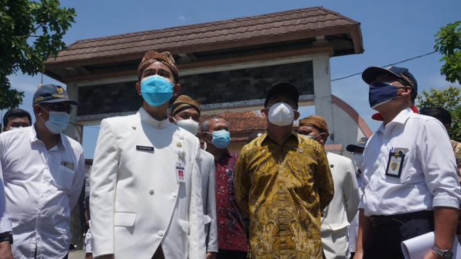 Menteri Koordinator PMK Muhadjir Effendy didamping Gibran tinjau rusunawa Solo