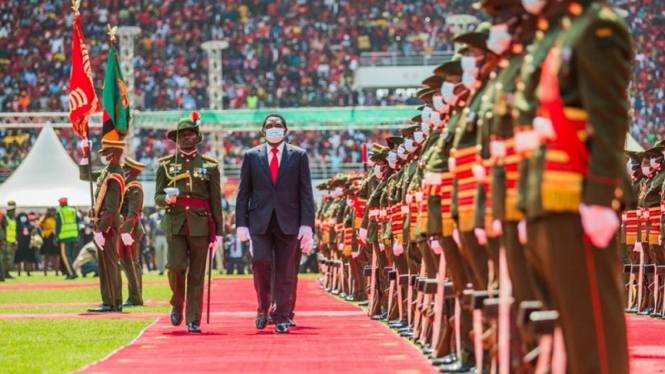  Presiden Zambia Hakainde Hichilema (tengah) bersama pasukannya