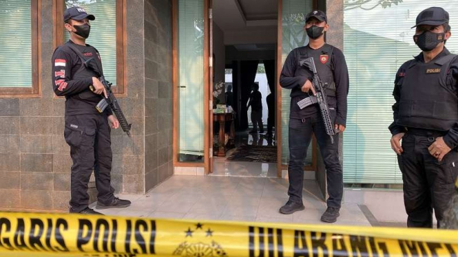 Polisi berjaga di rumah pembuatan sabu di Karawaci
