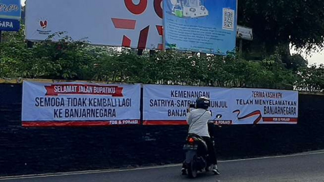 Spanduk terima kasih dan dukungan pada KPK di Banjarnegara.