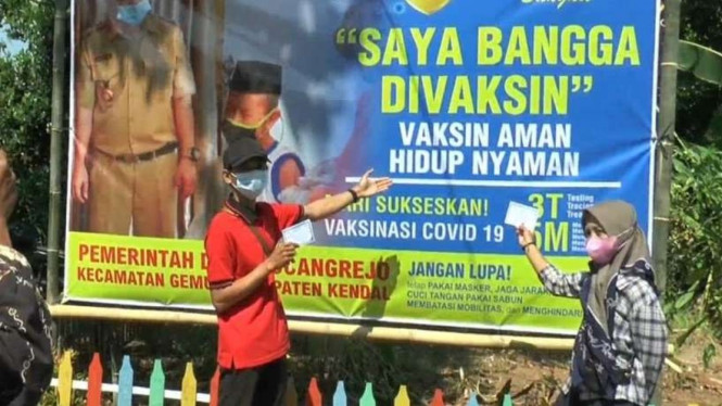 Spanduk Bangga divaksin di kota Kendal, Jawa Tengah.