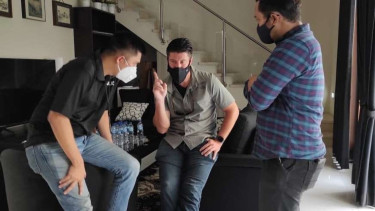 Agen DEA saat berkoordinasi dengan tim Narkoba Polres Metro Jakbar.