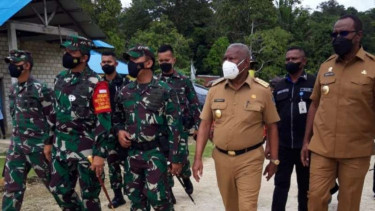 Panglima Kodam XVIII/Kasuari Mayjen TNI I Nyoman Cantiasa meninjau pos persiapan Koramil Kampung Kisor, Distrik Aifat Selatan, Kabupaten Maybrat, Papua Barat, Sabtu, 4 September 2021, sehari setelah pos militer itu diserang oleh kelompok bersenjata.