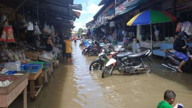 Banjir merendam Pasar Pagi Putussibau, Kapuas Hulu, Kalimantan Barat, Sabtu, 4 September 2021.