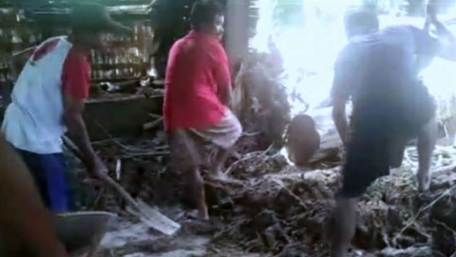 Warga membersihkan material lumpur yang terbawa banjir di Desa Burana, Kecamatan Tabulahan, Kabupaten Mamasa, Sulawesi Barat, Sabtu, 4 September 2021.