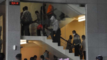 Sejumlah aparatur sipil negara di Pemkab Probolinggo tiba untuk menjalani pemeriksaan setelah penetapan status tersangka kasus suap di Gedung Merah Putih KPK, Jakarta, Sabtu, 4 September 2021.