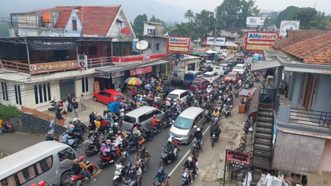 Kendaraan diputar balik saat ganjil genap menuju puncak Bogor.