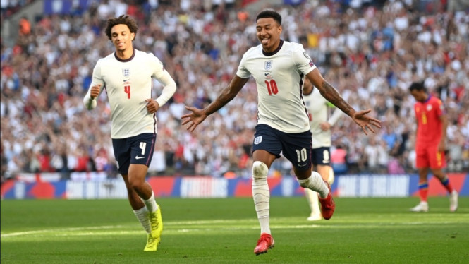 Dua pemain Timnas Inggris, Trent Alexander-Arnold dan Jesse Lingard. 