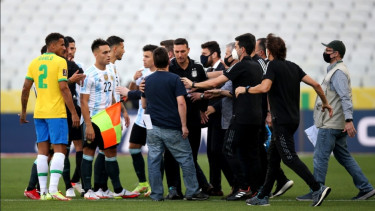 Pertandingan Timnas Brasil vs Argentina dihentikan. 