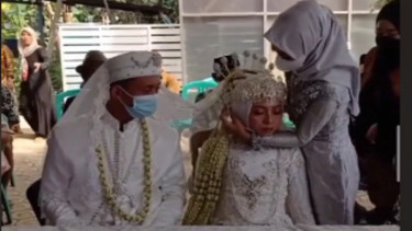 Viral Pengantin Pria Bengong Saksikan Istrinya Pingsan (TikTok/vhina.angelina23)