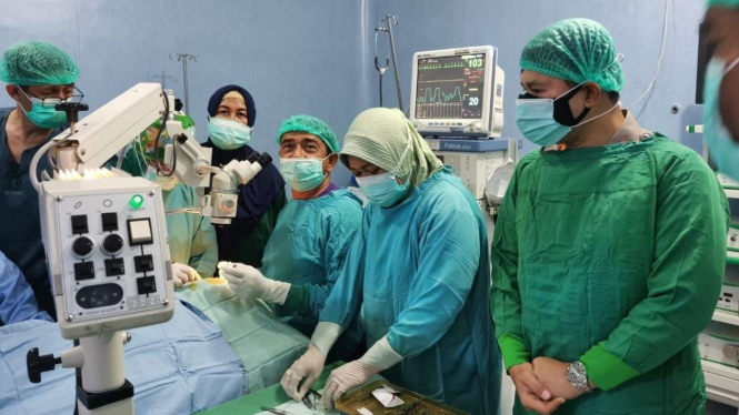 Operasi mata bocah yang menjadi korban kekerasan di Gowa, Sulsel.