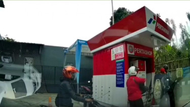 Pemotor serobot antrean di Pertashop.