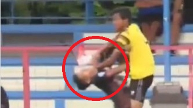 Tendangan brutal pemain AHHA PS Pati FC, Syaiful Indra Cahya