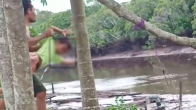 Ayah kandung lempar anak sendiri ke sungai