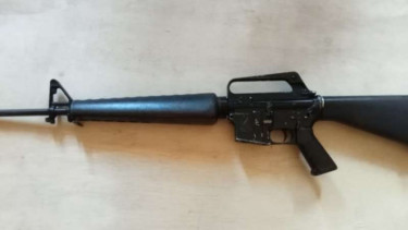 Satu pucuk senjata api jenis M16 A1 yang diserahkan oleh seorang warga perbatasan Indonesia dengan Papua Nugini di Koya Barat, distrik Muara Tami, Jayapura, Papua, Senin, 6 September 2021.
