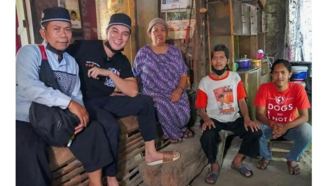 Baim Wong saat mengunjungi rumah Pak Nurul.