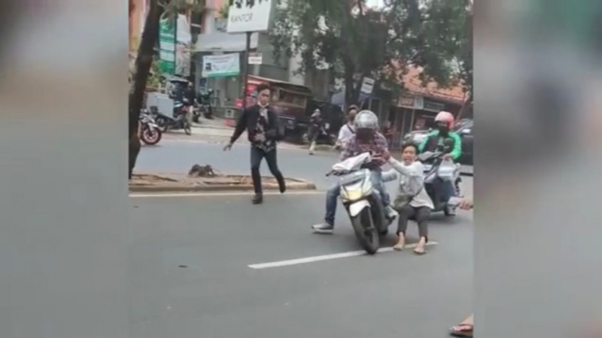Pengemudi ojek online gelayutan saat motornya dirampas Debt Collector.