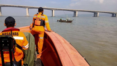 Tim SAR saat melakukan pencarian korban bunuh diri di Jembatan Suramadu.